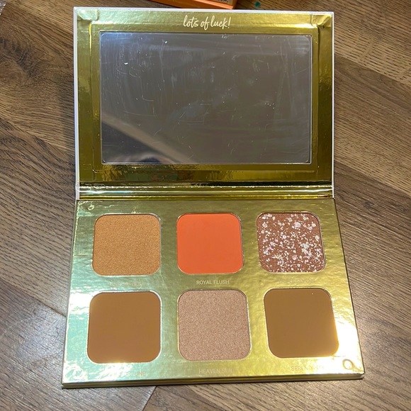 TRUE + LUSCIOUS Other - TRUE + LUSCIOUS Lucky Glow Palette